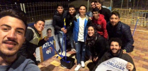 Arranca la campaña del PP Lorca con la pegada de carteles tras la Semana Santa