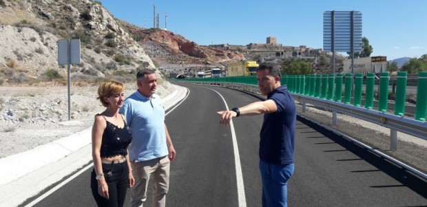 Fulgencio Gil destaca la “especial utilidad” del nuevo vial asfaltado de acceso al castillo desde el barrio de San José, que ya está abierto al tráfico