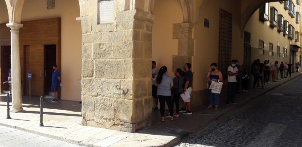 Los lorquinos sufren retrasos superiores a las dos horas para acceder al Registro Municipal tras los nefastos cambios internos decretados por el actual alcalde