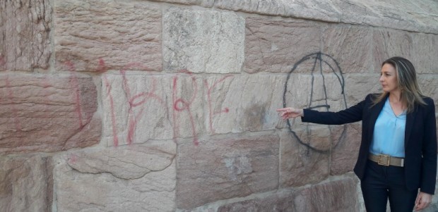 Las pintadas vandálicas sobre las paredes de la Colegiata de San Patricio cumplen un año sin que el gobierno del PSOE se haya dignado a eliminarlas
