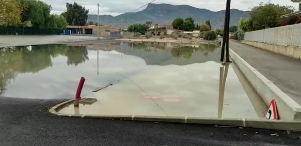 Vecinos y Madres y Padres del colegio de Campillo denuncian que el aparcamiento que se acaba de construir queda totalmente inundado en cuanto llueve