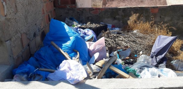 Plagas de ratas y garrapatas, calles más sucias que nunca, nula presencia de la policía local, solares convertidos en vertederos de basura y escombros: así trata el actual gobierno local al barrio de San Cristóbal