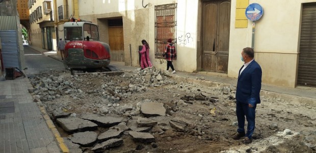 La obra de “maquillaje” del actual alcalde en la calle Selgas se queda en asfaltar; ni aborda los problemas de acceso ni cambia las tuberías de fibrocemento