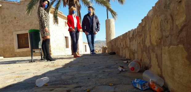 Los problemas por botellones se multiplican por la pasividad del actual alcalde, que sigue obviando las reiteradas llamadas y quejas de los vecinos afectados