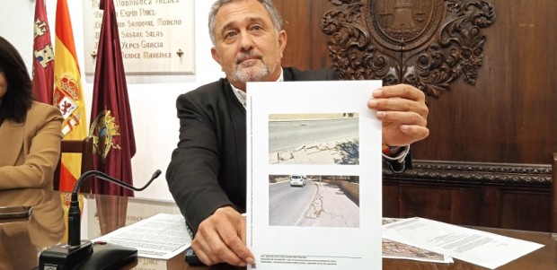 El PP exige que el arreglo del cruce de la carretera del Hinojar, en La Hoya, incluya la reparación del tramo de acera que comunica con la antigua nacional 340