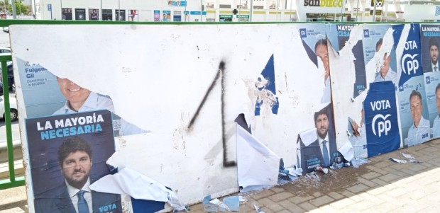 Arrancan, vandalizan y rompen la cartelería electoral del Partido Popular en varios puntos de la ciudad apenas 24 horas después de su instalación